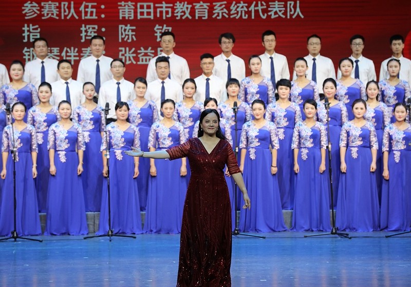 陈钦老师担任合唱指挥.jpg